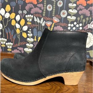 Dansko ladies size 36 black soft leather clog ankle boot